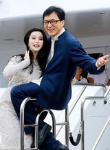 组图：《绝地逃亡》见面会 范冰冰强抱成龙