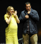 组图：德普皮衣帅气亮相 巴里摩尔黄裙挺大肚