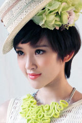 组图：唐艺昕封面大片 清新鲜花LOOK恬静怡人