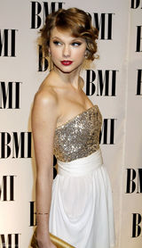 高清图：泰勒-斯威夫特性感亮相BMI乡村音乐奖