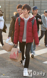 组图：众韩爱豆自信赴高考 SJ河智苑应援