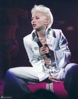 策划：回顾梅艳芳经典舞台 百变造型成传奇