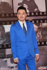 组图：黄耀明蓝色西装现身红毯 俏皮时尚