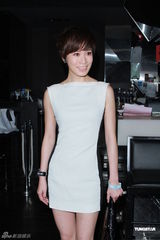 组图：佘诗曼捧场内衣秀 周家蔚大肚仍穿高跟鞋