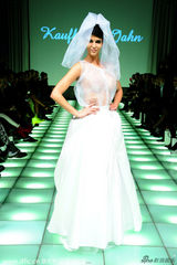 组图:德足球宝贝舍费尔半裸穿婚纱走秀性感火辣