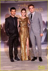 组图：《暮4》柏林首映 斯图尔特金色长裙美腿隐现