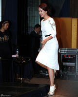 高清图：韩星白智英新专辑首唱 一袭白裙素雅性感