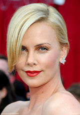 高清组图：奥斯卡红毯 查理兹-塞隆美艳动人