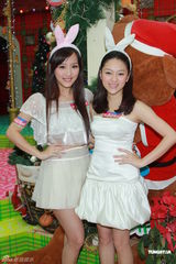 组图：陈静与Liz变身兔女郎 补亲跨年之吻