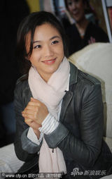 幻灯图集：汤唯纯情掩耳娇笑 灰色外套配白围巾