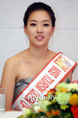 组图：韩国小姐河贤贞国际选美比赛夺冠举办发布会