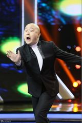 组图：《笑星》杨议斥主裁不公 蔡明流泪送选手