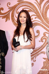 幻灯图：侯佩岑小洋装俏丽 白歆惠裙角飞扬