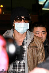 组图：周渝民言承旭及吴建豪蒙面现身机场