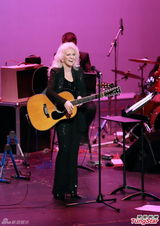 组图：民谣歌后携手苏格兰女声香港开唱