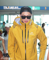 组图：李敏镐赴新西兰 黄色户外服亮相机场