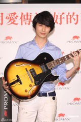 组图：严爵赠千万大礼为母庆生 另一半要孝顺