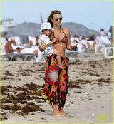 组图：超模西姆斯抱萌娃海边度假 比基尼秀B奶