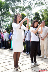 组图：邓丽君60岁忌日 张靓颖献唱追思