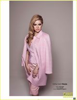 组图：艾薇儿登杂志封面 性感深V装秀事业线