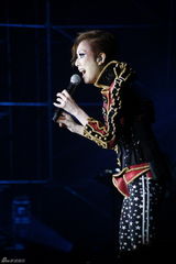 幻灯图集：郑秀文纪念入行20年 连换八套造型玩百变