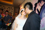 组图：潘长江之女大婚 潘阳与新郎石磊甜蜜接吻