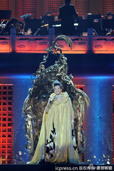 组图：宋祖英太原演唱会 身着华服与沙宝亮共舞