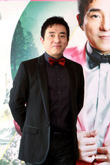 高清组图：吕方演唱会发布 获美女献吻庆生