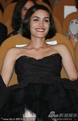 高清：《无果之路》首映女主演秀蕾丝裙 蜜挽男搭档