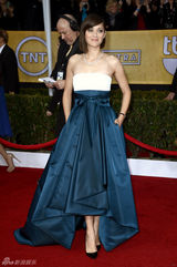 组图：19届演员工会奖举行 女星各色长裙PK红毯