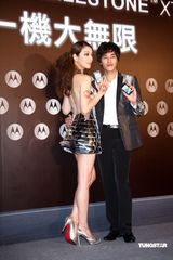 高清组图：蓝正龙化身科技型男 携手蔡淑臻走秀