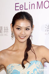 幻灯：林嘉绮性感出席伊林派对 林又立比基尼抢镜