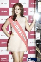 组图：金泰熙粉丝签名会 清新甜美装亮眼