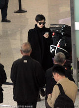 组图：大肚孙俪现身机场 不怕辐射手机聊不停