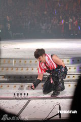 组图：罗志祥“舞法舞天”落幕 吴君如踩高跟鞋助阵