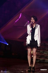 组图：陈伟霆帅气录制《劲歌金曲》钟嘉欣笑容甜美