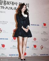 组图：张静初出任韩国文化大使 短裙亮相大秀美腿