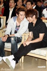 幻灯图：辰亦儒炎亚纶为日本职棒站台 分享糗事