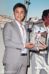 组图：明道出书承诺明年入伍 赴意大利遭男子搭讪