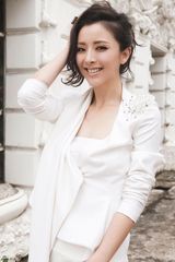 组图：黄小蕾杂志写真曝光 白领丽人秀知性美