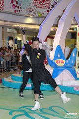 组图：林峰香港办签唱会 否认蓝莓亲面牵手