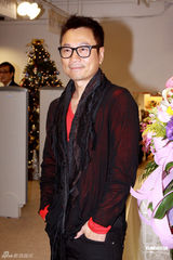 《至八画展》开幕明星捧场 郑裕玲愿画裸体耀祥