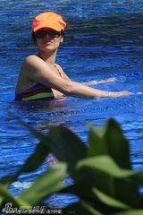 组图：韦唯穿比基尼火辣依旧 与绯闻男友海边慢跑