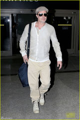 组图：布拉德皮特独自现身 贝雷帽配黑超帅气