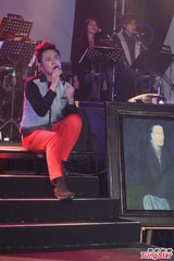 组图：张信哲睽违七年台北开唱 邀萧煌奇尬美声