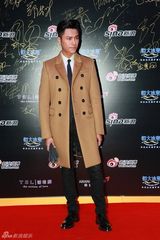 组图：微博之夜红毯 陈坤微笑亮相帅气有型