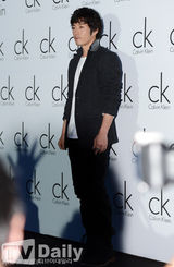 组图：少女时代允儿出席时尚活动高腰裤秀长腿