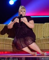 组图：艾玛-沃森MTV电影奖捧奖 男星裸下身搞怪