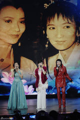 组图：江苏春晚白娘子许仙小青同台上演穿越