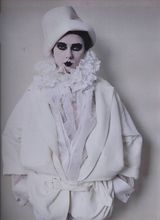 组图：斯嘉丽登《W》6月号封面 女扮男装化身小丑